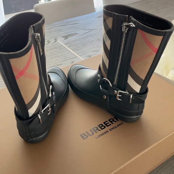 Burberry rain boots - Picture 4 of 5